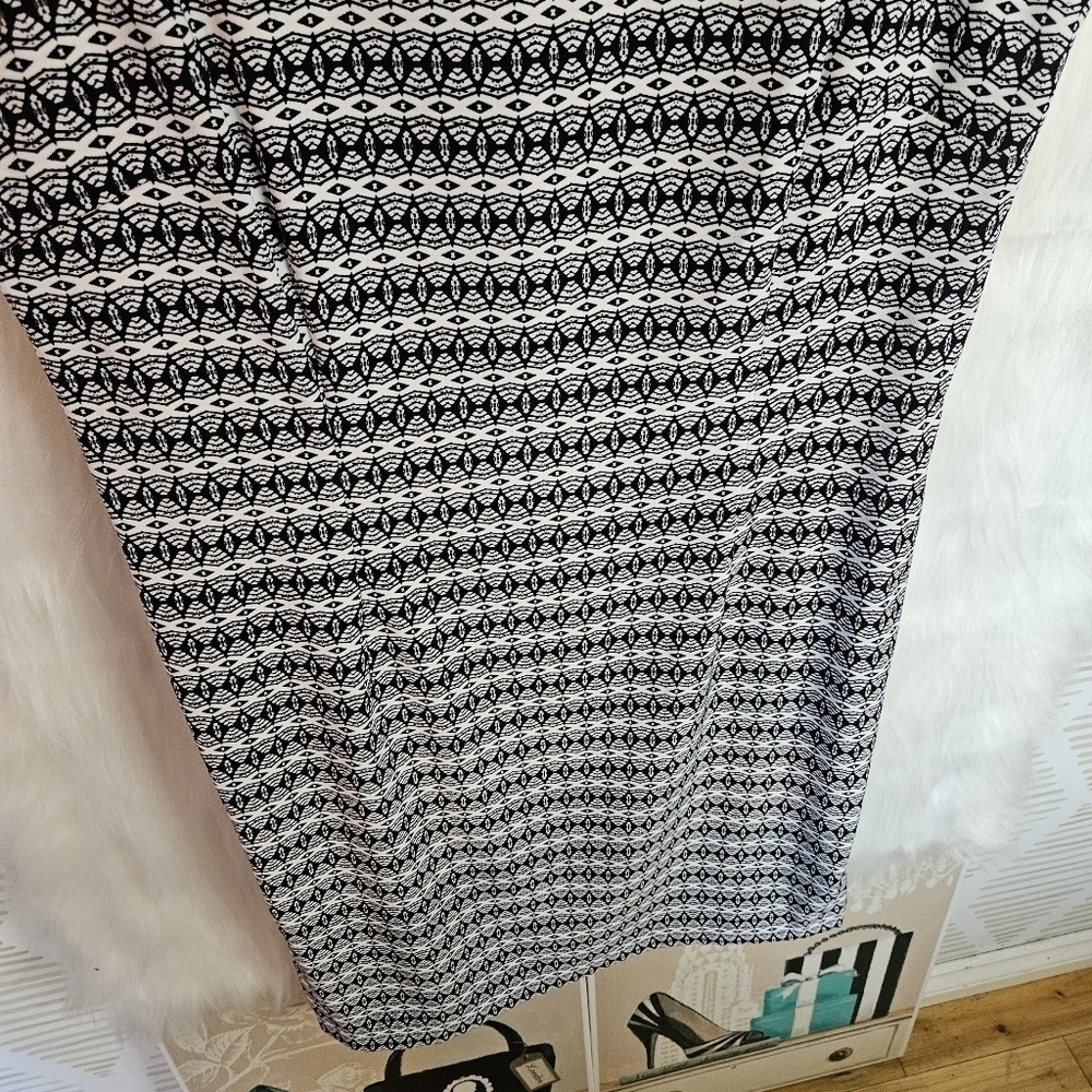 Mario Serrani Italy B&W Geometric Sleeveless Dress - Picture 3 of 7